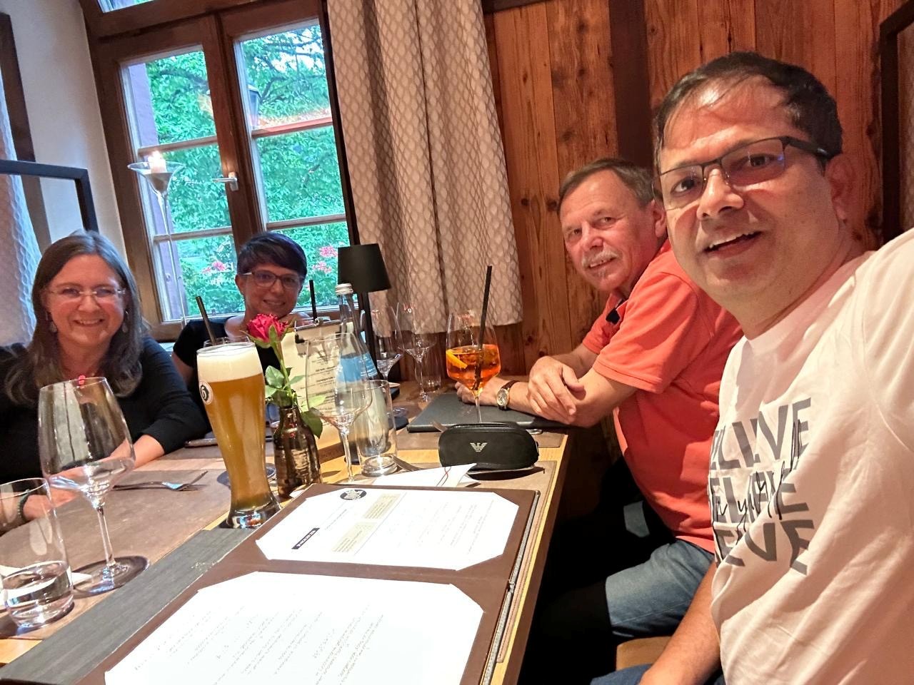 Jetzt noch mal eine etwas ausführlichere Vorstellung meinerseits. Freue mich sehr, jetzt auch in diesem Teil des Fediverse unterwegs zu sein. 🙂 #neuhier 
Meine aktuelle Berufsbezeichnung ist zwar Business Development Manager, da wir ein kleines Team sind, kümmere ich mich daneben aber um viele weitere Themen, wie HR, Marketing und IT- und Compliance-Themen. Mein bisheriger beruflicher Weg war sehr