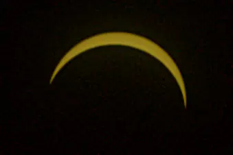 Back from watching the #eclipse with my ghetto sunfilter on the Adolphe Bridge in #Luxembourg: dual rescue blanket + ND1000 + ND8 at 135mm f/1.8.

#photography #eclipse2026