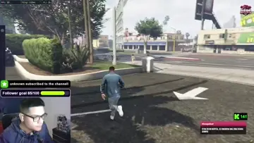 Rey del pixel, npc que ve sola... apunta y dispara