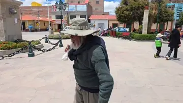 llendo a comer pollo con anciano