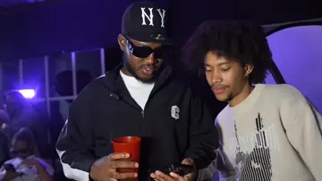 dom giving king his flowers 