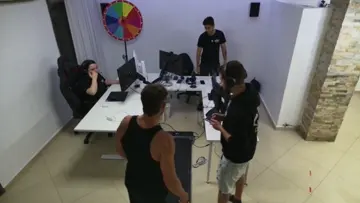 לייב 24/7 בתוך בית של שלושה יזמים | Clip