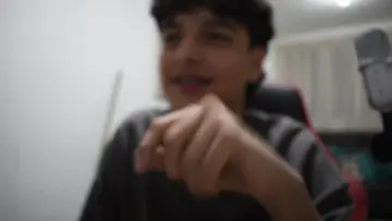 Rasurando se el bozo con las que me rasuro las hvs