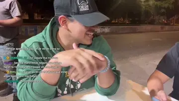Le tiran esperma en la espalda a hitox :V