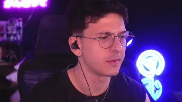 Mega max tiene un oyó