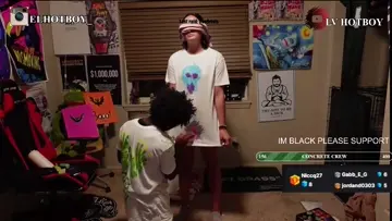 PAINT WAR!!! VOTE WHO'S THE BEST IN COMM | Clip