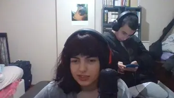 alienyum kardeşiyle kavga ediyor