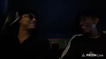 UN GUAYACO PROMEDIO MANEJANDO.