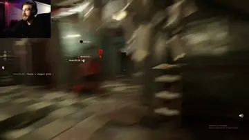palayı kaldırmış koşuyor