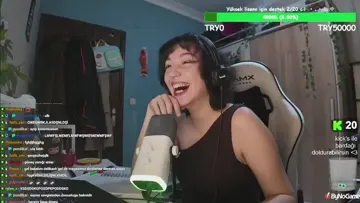 NE DİYOOOOO MASAYA VURUYO