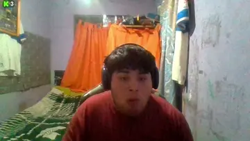 Gordo yan shan tirandose un pequeño gas