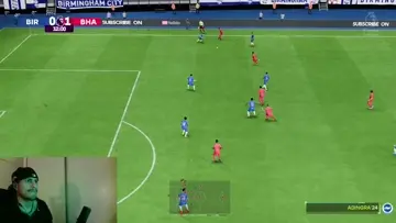le hacen gol por leer el chat