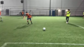 barbero por el dia y futbolista por la noche