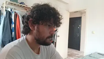 telefon balkondan aşağı düşüyor