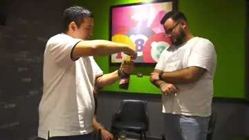 PENDEJO NO SABE ABRIR UNA CHELA