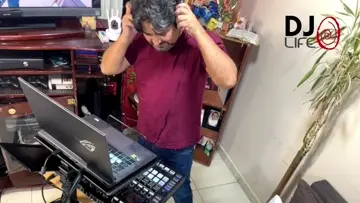 Peter mezclando Chicha