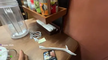 隣の客に注意される