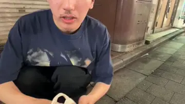 ホームレスに添い寝する愛之助