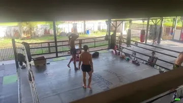 Dangerous knees from Phoun! 