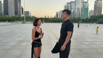 She can what on his back?