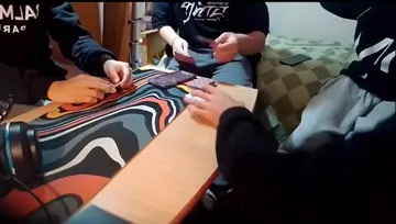 se la acomoda