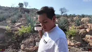 se le caen los pantalones a mario jejeje