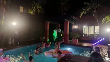 LALO EBRATT se cae a la pisina en medio del rodaje
