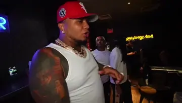 kola le busca una mujer a jay