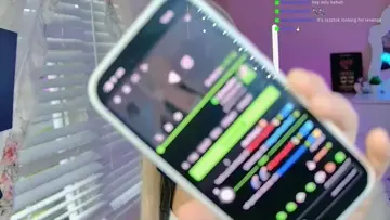 900 PEOPLE IN CHAT???