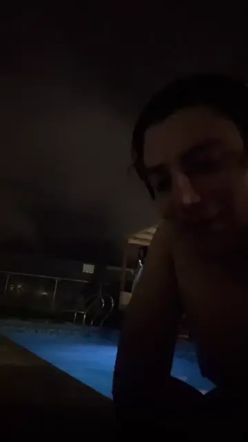 J1 con tías en piscina