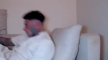 Lil tuxi enseña las cosas de su novia