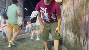 乱闘事件現場でゴロンゴロン