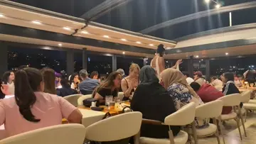 Sülo Dansöze 5 TL Takıp Öpüyor