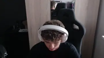 Bros mic is yapping