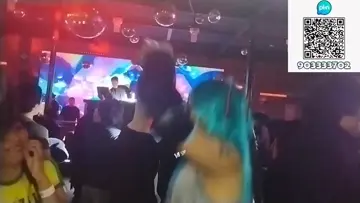 bailando con un dinosaurio 
