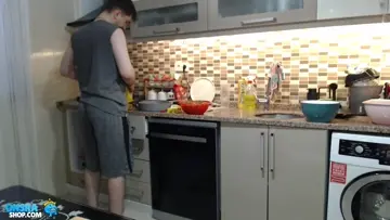 şefimiz yağla tavayı yıkıyor