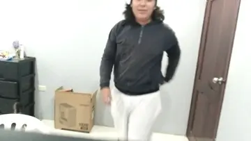 NO AGUANTA Y SE LLEGA A CAER, ROMPE EL PISO XDDD