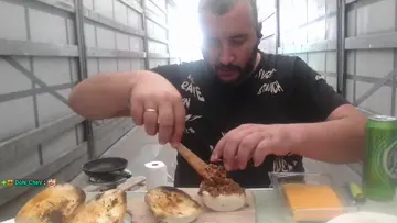 стаската прави бургер.