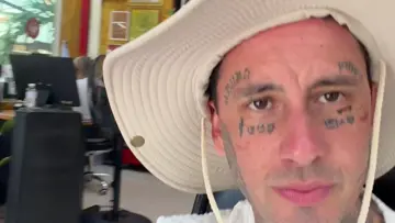 le hacen un tatuaje de mierda a tuxi