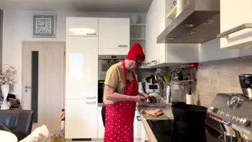 Klidná kuchyně a psí bůček v hlavní roli