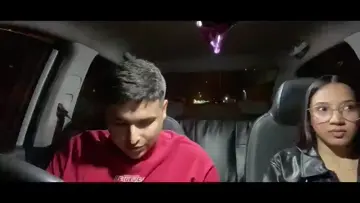una mujerenantofa sale a comer empana en la primer