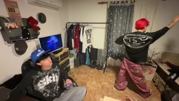 hombre le oega a una mujer
