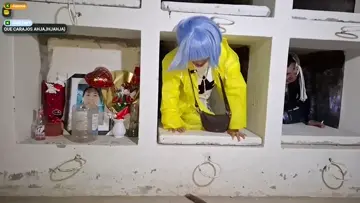 Miku encierra al pollo en tumba xd
