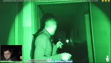 se escucha como caminan y arrastran algo