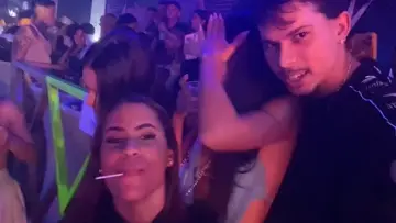 fica de 4 rebola legal colega kkk