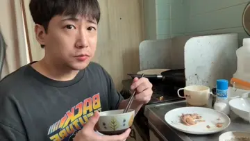 青唐辛子を食べて悶絶する男