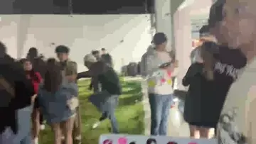 le podrias dar un beso?