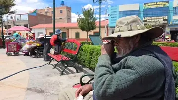 anciano llendo a comer