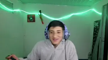Joven streamer se come una cucharada de aji