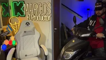 elias casi rompe todo con la moto